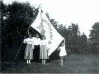 Saksi raamatukogu seltsi lipp ja esimene raamatukoguhoidja Hugo Vainjärv (1930ndad).