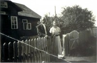 Siin, Saksi vallamajas, asus algselt ka Saksi raamatukogu. Pildil vallavanem ja vallasekretär (1930. algusaastad). Siin, Saksi vallamajas, asus algselt ka Saksi raamatukogu. Pildil vallavanem ja vallasekretär (1930. algusaastad).